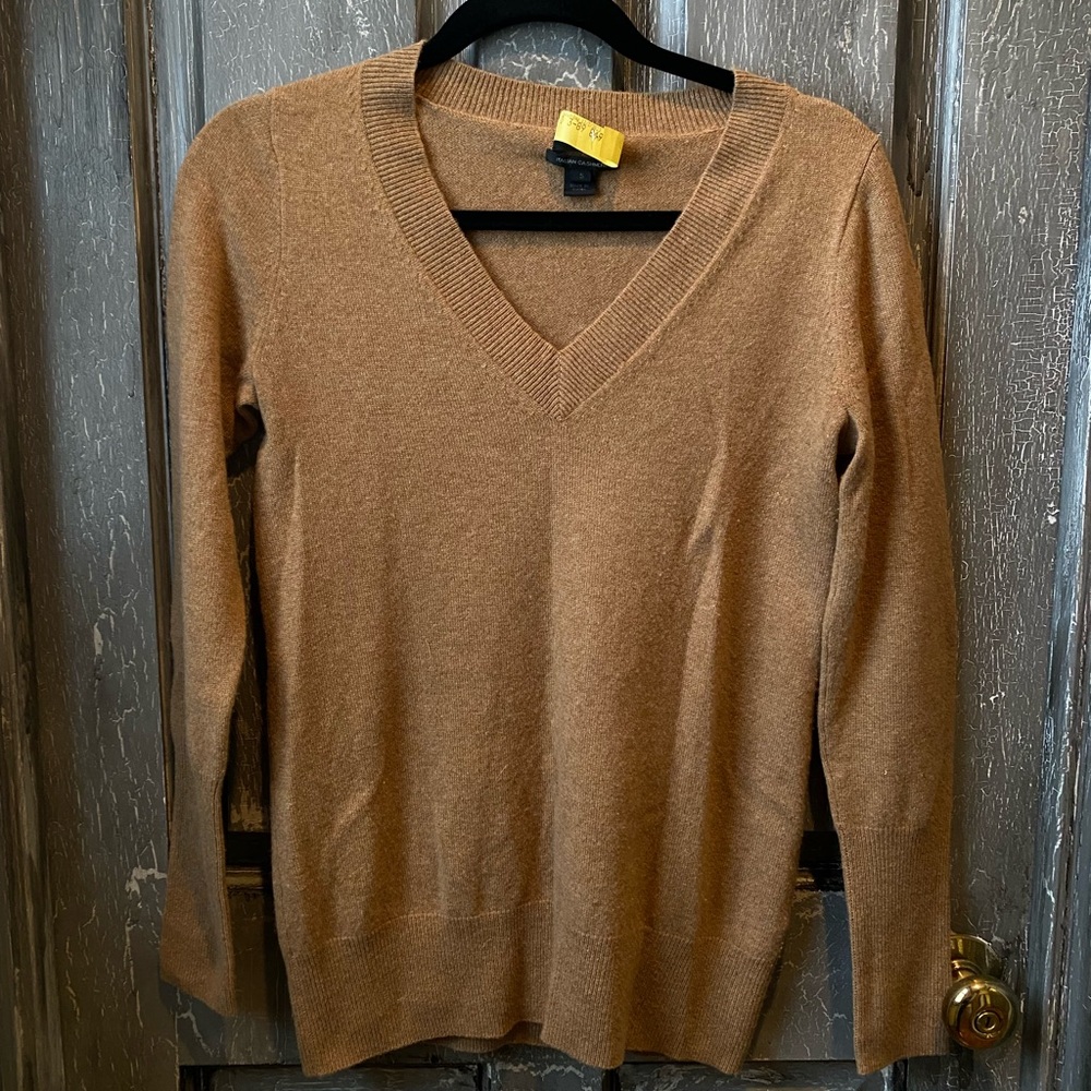 Women’s V-Neck Sweater in Tan Cashmere